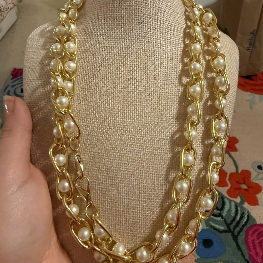 Elegant‎ Gold and Pearl Necklace